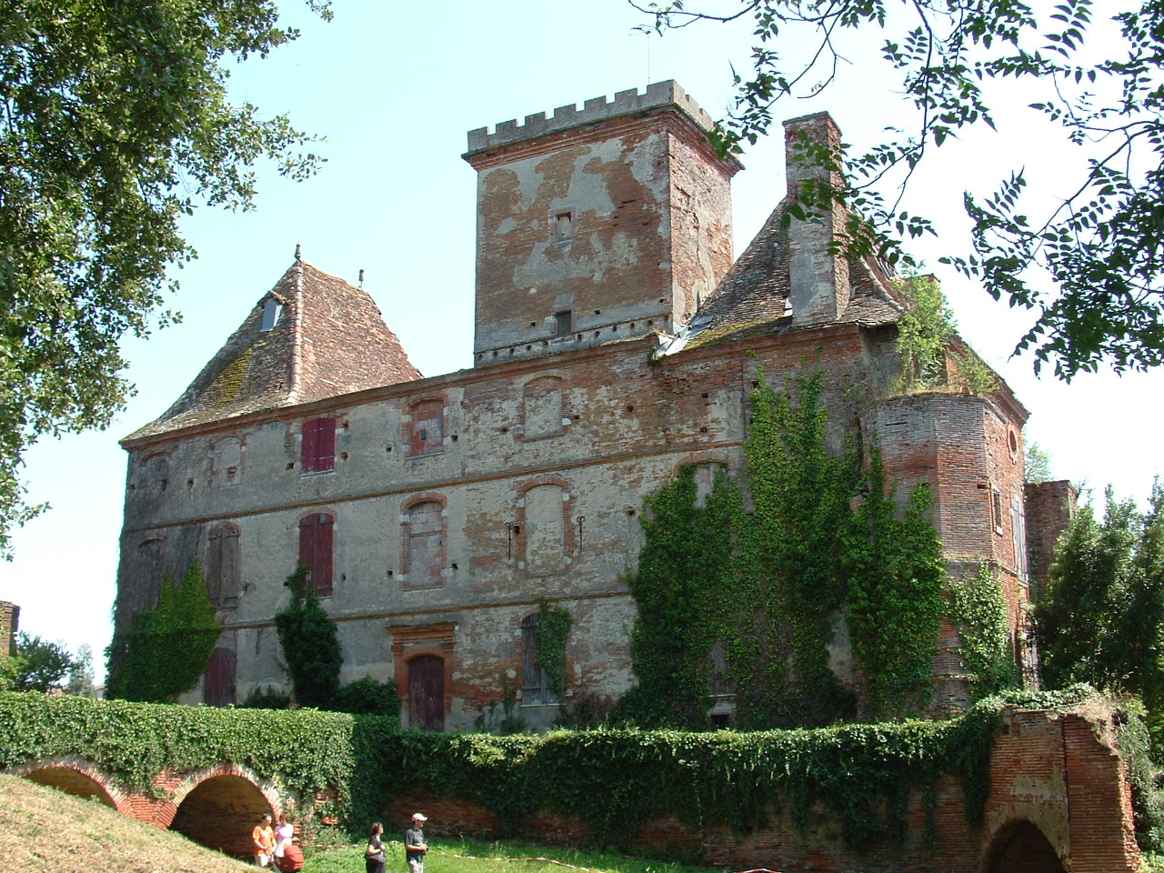Boulodrome et château Raymond IV