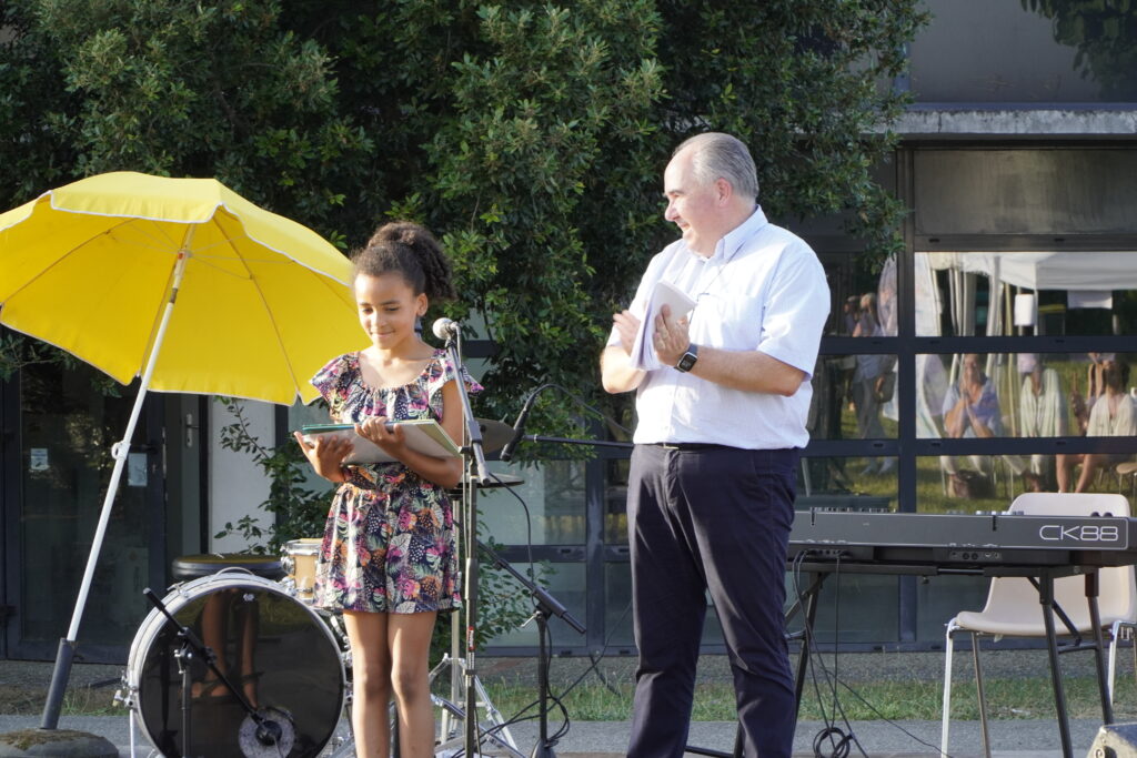 Anais, gagnante du concours qui reçoit un prix par Monsieur le Maire